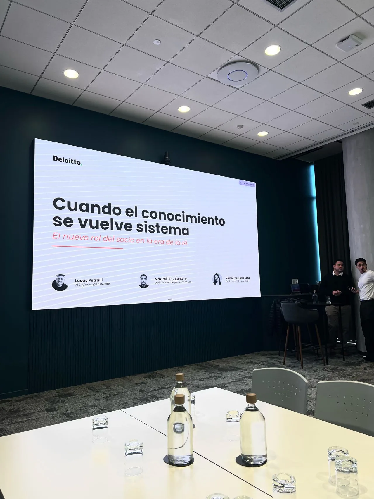 Pantalla de la charla Cuando el conocimiento se vuelve sistema en Deloitte