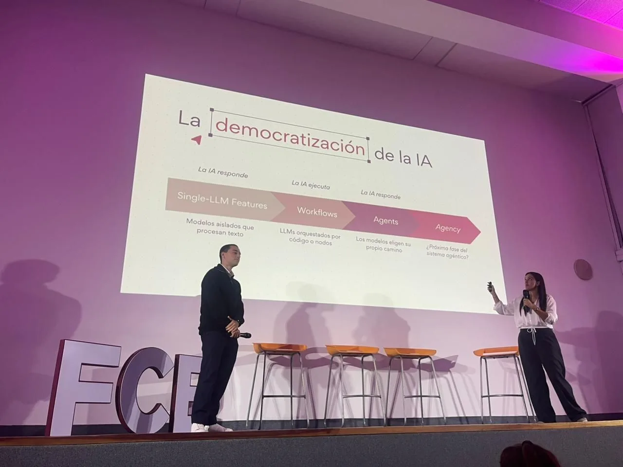 Valentina presentando en el evento IAustral de la Universidad Austral