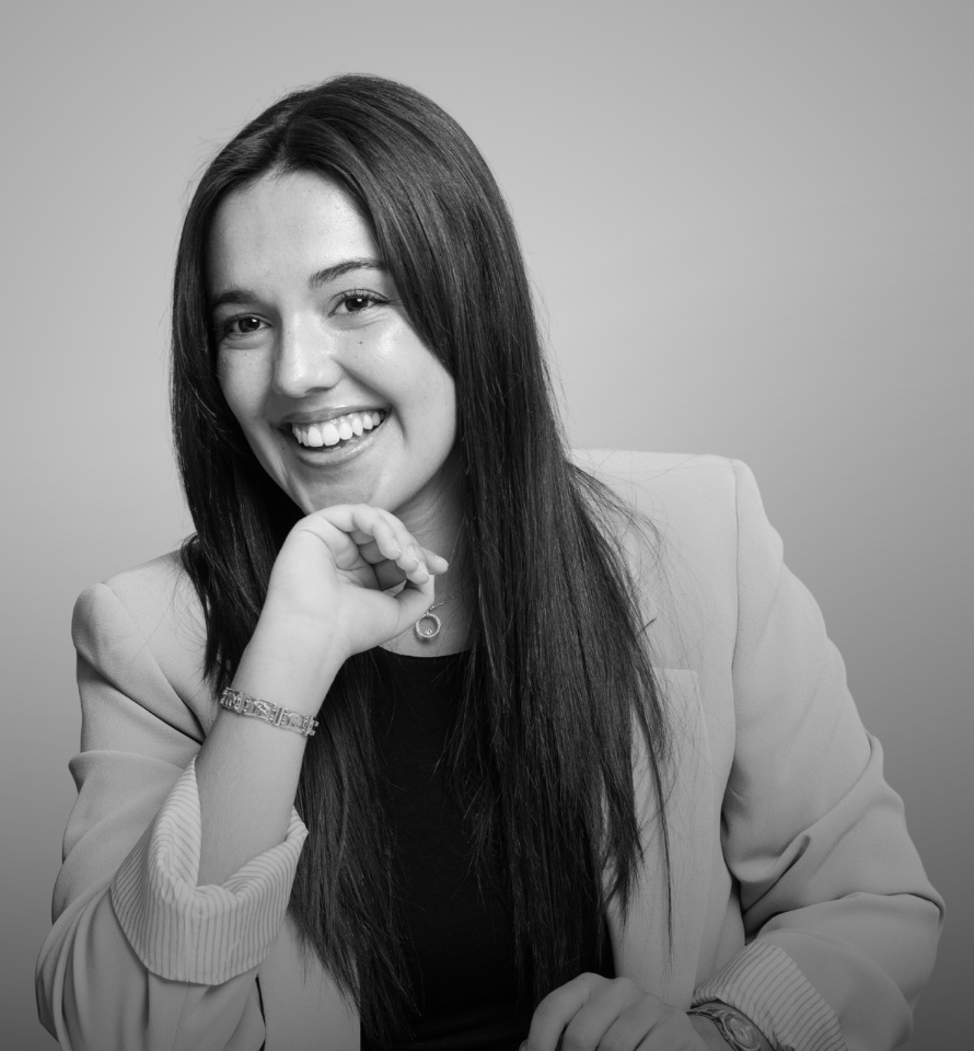 Valentina Parra Lobo sonriendo, apoyada sobre su mano